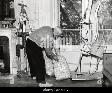 PABLO PICASSO spanischer Künstler in seiner Villa in Cannes mit zwei seiner quadratischen Gitarrenskulpturen, die noch etwa 1956 ausgepackt werden müssen Stockfoto