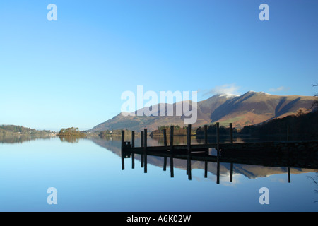 Blick über Derwentwater auf Schnee begrenzt Skiddaw von Barrow Bay im englischen Lake District Stockfoto