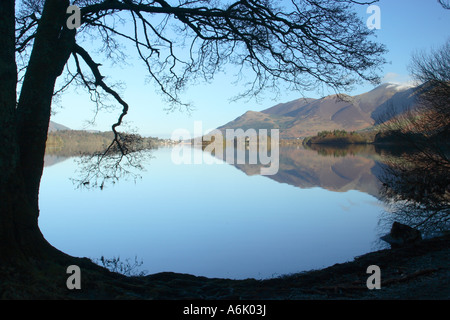 Blick über Derwentwater in Richtung Portinscale mit Schnee bedeckt Skiddaw rechts im englischen Lake District Stockfoto