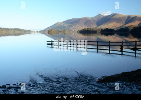 Blick über Derwentwater in Richtung Portinscale mit Schnee bedeckt Skiddaw rechts im englischen Lake District Stockfoto