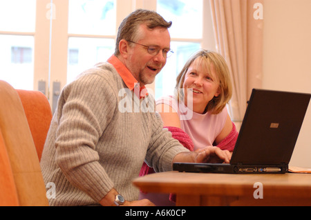 Britische Wirtschaft Mann und Frau Freizeitkleidung arbeiten im Büro London UK Stockfoto