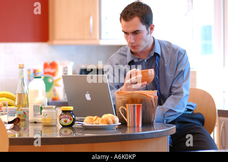 Britischer Geschäftsmann e-Mails an Heimat London UK Stockfoto