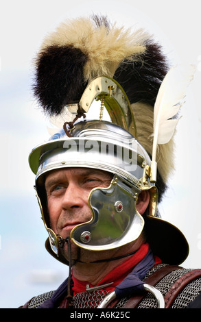 Ermine Street Guard geben eine Darstellung der Kampffähigkeiten in dem Roman Amphitheatre in Caerleon Gwent Wales UK typisch römischen Offizier Stockfoto