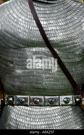 Ermine Street Guard geben eine Darstellung der kämpferischen Fähigkeiten im Roman Amphitheatre in Caerleon Detail des römischen Soldaten Körperpanzer Stockfoto