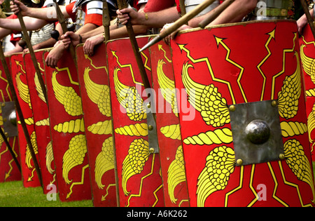 Ermine Street Guard geben eine Darstellung der Kampffähigkeiten in dem Roman Amphitheatre in Caerleon nahe Newport Gwent Wales UK Stockfoto