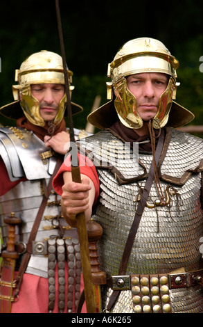 Ermine Street Guard geben eine Darstellung der kämpferischen Fähigkeiten im Roman Amphitheatre in Caerleon typisch römischer Soldat Gwent Wales UK Stockfoto