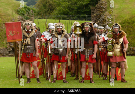 Ermine Street Guard geben eine Darstellung der Kampffähigkeiten in dem Roman Amphitheatre in Caerleon nahe Newport Gwent Wales UK Stockfoto