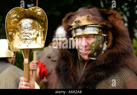 Römischer Offizier tragen dem Bild des Kaisers, Ermine Street Guard geben eine Anzeige in der römischen Stadt von Caerleon South Wales UK Stockfoto