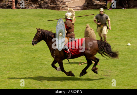 Kavallerie der Ermine Street Guard geben eine Darstellung der kämpferischen Fähigkeiten im Roman Amphitheatre in Caerleon Gwent South Wales UK Stockfoto
