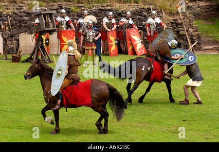 Kavallerie der Ermine Street Guard geben eine Darstellung der kämpferischen Fähigkeiten im Roman Amphitheatre in Caerleon Gwent South Wales UK Stockfoto