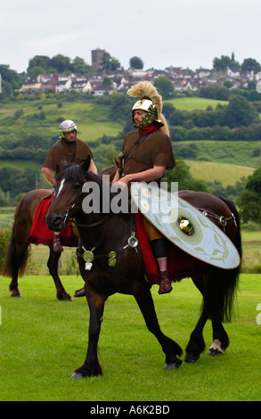 Kavallerie der Ermine Street Guard geben eine Darstellung der kämpferischen Fähigkeiten im Roman Amphitheatre in Caerleon Gwent South Wales UK Stockfoto