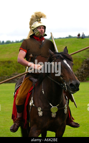 Kavallerie der Ermine Street Guard geben eine Darstellung der kämpferischen Fähigkeiten im Roman Amphitheatre in Caerleon Gwent South Wales UK Stockfoto