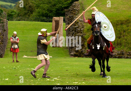 Kavallerie der Ermine Street Guard geben eine Darstellung der kämpferischen Fähigkeiten im Roman Amphitheatre in Caerleon Gwent South Wales UK Stockfoto