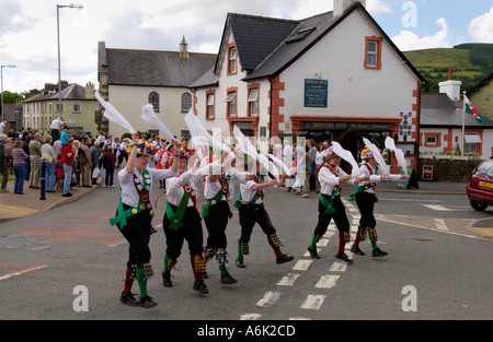 Tänzer bei der jährlichen Morris im Wald Festival am Llanwrtyd Wells Powys außerhalb der Viehtreiber Rest Tee Zimmer Wales UK GB Stockfoto