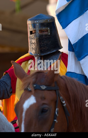 Französischer mittelalterlicher Ritter auf dem Pferd, Mann, der durch Visier in Monflanquin Aquitaine Südwesten Frankreich eu schaut Stockfoto