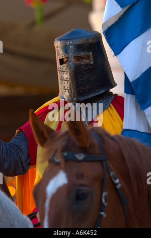 Französischer mittelalterlicher Ritter auf dem Pferd, Mann, der durch Helm in Monflanquin Aquitaine Südwest Frankreich eu schaut Stockfoto