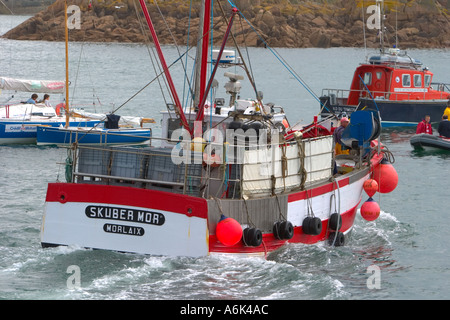 Französisches Fischerboot von Morlaix, das nach Hause zum Hafen fährt nordwest-frankreich eu Stockfoto