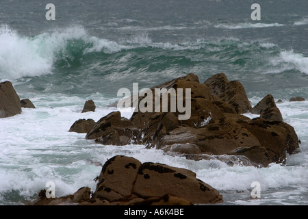 Stürmisches Meer mit großen Wellen, die auf Felsen krachen Granitküste in der Bretagne frankreich eu Stockfoto