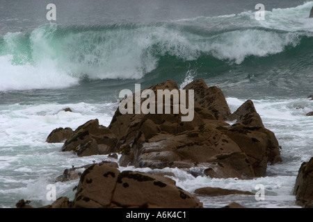 Große Wellen, die auf die Felsen auf dem Granit stürzen Küste in der Bretagne frankreich eu Stockfoto