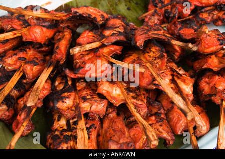 Fertig gekochtes Schweinerippchen zum Verkauf an Bangsar Baru Sonntagsmarkt, Kuala Lumpur, Malaysia. 2006 Stockfoto