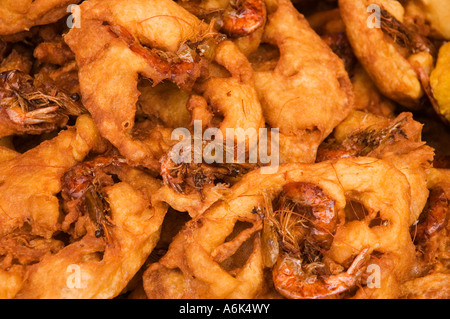 Fertig gekochte Garnelen Krapfen, zum Verkauf an Bangsar Baru Sonntagsmarkt, Kuala Lumpur, Malaysia. 2006 Stockfoto