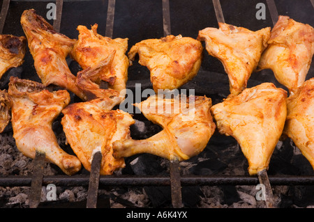 Fertig gekochtes Hühnerfleisch zum Verkauf an Bangsar Baru Sonntagsmarkt, Kuala Lumpur, Malaysia. 2006 Stockfoto