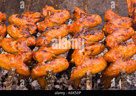 Fertig gekochtes Hühnerfleisch zum Verkauf an Bangsar Baru Sonntagsmarkt, Kuala Lumpur, Malaysia. 2006 Stockfoto