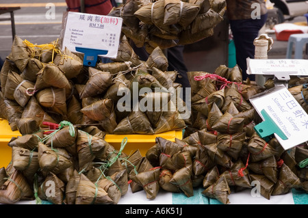 Fertig gekochtes Essen, Wraped in Blättern, zum Verkauf an Bangsar Baru Sonntagsmarkt, Kuala Lumpur, Malaysia. 2006 Stockfoto