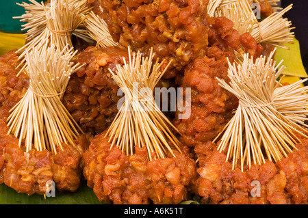 Trauben von Satay, bereit, Kochen, Lebensmittel zum Verkauf an Bangsar Baru Sonntagsmarkt, Kuala Lumpur, Malaysia. 2006 Stockfoto