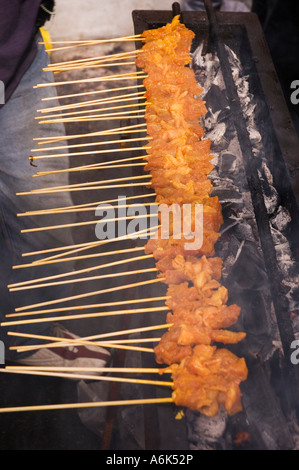 Fertig gekochte Satay Lebensmittel zum Verkauf an Bangsar Baru Sonntagsmarkt, Kuala Lumpur, Malaysia. 2006 Stockfoto