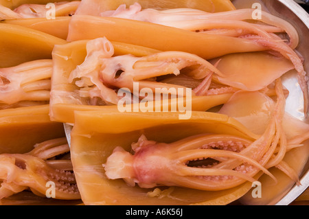 Rekonstituierte Tintenfisch zum Verkauf an Bangsar Baru Sonntagsmarkt, Kuala Lumpur, Malaysia. 2006 Stockfoto