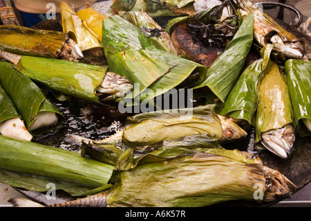 Fertig gekochten Fisch Wraped in Blättern zum Verkauf an Bangsar Baru Sonntagsmarkt, Kuala Lumpur, Malaysia. 2006 Stockfoto