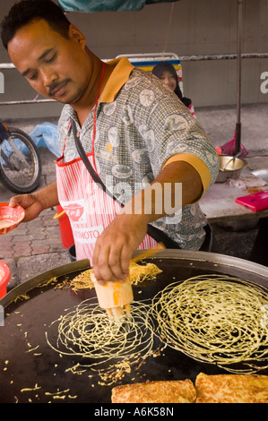 Mann, Kochen von Essen zum Verkauf an Bangsar Baru Sonntagsmarkt, Kuala Lumpur, Malaysia. 2006 Stockfoto