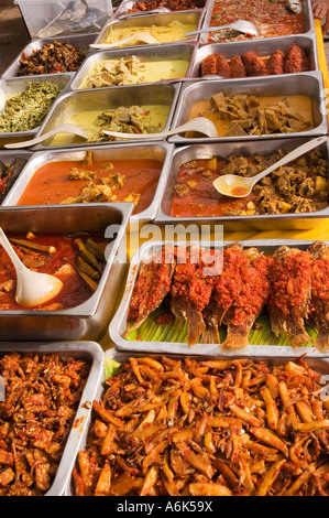 Fertig gekochtes Essen zum Verkauf an Bangsar Baru Sonntagsmarkt, Kuala Lumpur, Malaysia. 2006 Stockfoto