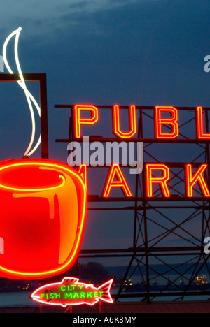 Neon öffentlichen Markt Zeichen und Kaffeetasse in Seattle Pike Place Market Stockfoto