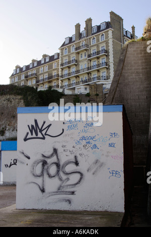 Graffiti in Broadstairs in Kent mit klassischen Gebäuden im Hintergrund Stockfoto