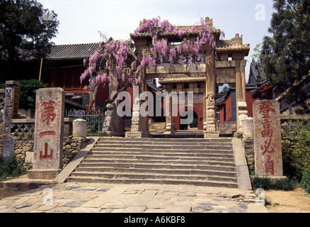 Torbogen unter Himmel Tai Shan Berg Tai große Berg des Taoismus Shandong China chinesische asiatische asiatische Asien Stockfoto