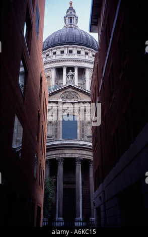 St Pauls Cathedral gesehen durch zwei Gebäude, London England UK Stockfoto