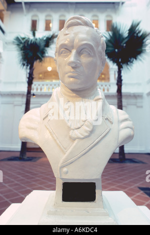 Asien Singapur berühmten Raffles Hotel Büste von Sir Stamford Raffles Gründer von Singapur im Hof Stockfoto