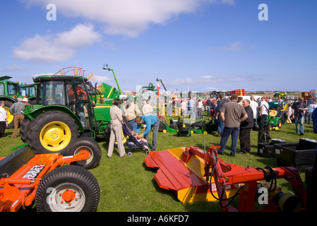 dh County Show KIRKWALL ORKNEY John Deere Traktoren Maschinen auf der Messe Bodenausstellung Landwirtschaft uk Landmaschinen Landwirtschaft Stockfoto