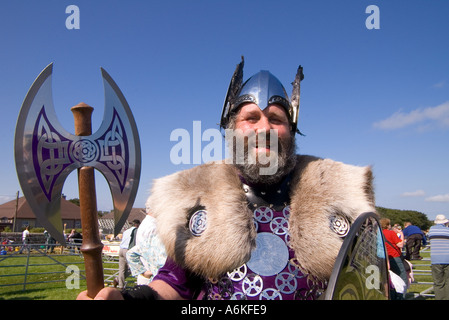 dh County Show KIRKWALL ORKNEY Shetland Jarl Kader Viking Kleid Schild Helm Axt Bart Krieger Mann aus der Nähe Stockfoto