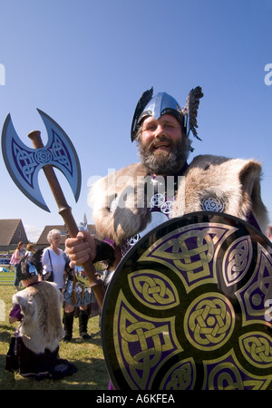 dh County Show KIRKWALL ORKNEY Shetland Jarl Kader Viking Kleid Schild Helm Axt norseman Kostüm Mann Stockfoto