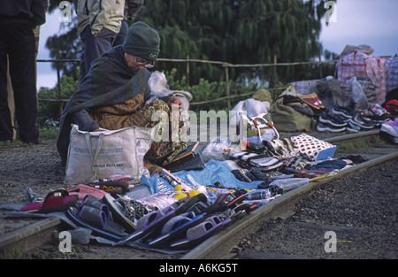 Standinhaber Markt zeigt waren auf Gleis auf Batasia Loop, in der Nähe von Ghum, Distrikt Darjeeling, Indien Stockfoto