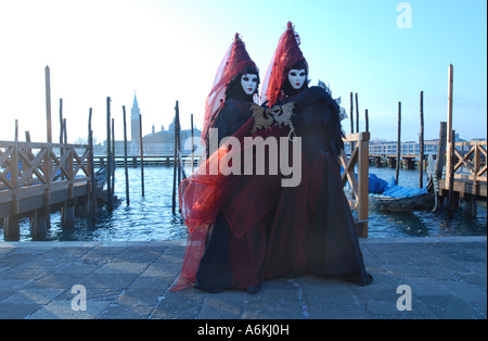 Kostümierte paar auf der Piazzetta Venedig Karneval 2007 mit der Kirche Redentore im Hintergrund Stockfoto