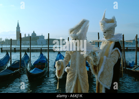 Kostümierte paar in Venedig Karneval 2007 mit der Kirche Redentore in der Ferne Stockfoto