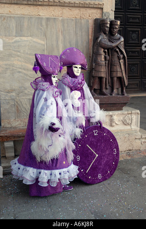 Kostümierte paar zum Thema Zeit Markusplatz während Karneval Venedig 2007 Stockfoto