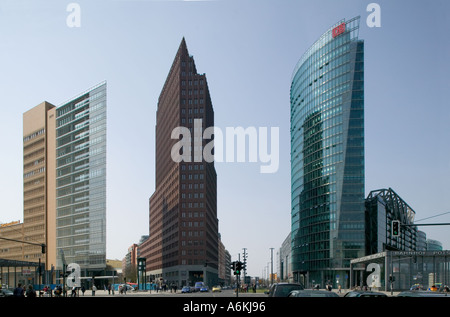 Potsdamer Platz, Berlin. Sony Center von Helmut Jahn auf der rechten, Daimler-Chrysler Bürogebäude B1 von RPBW auf der linken Seite. Stockfoto