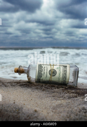 100-Dollar-Noten als Nachricht in der Flasche, Southampton Beach, New York, USA Stockfoto