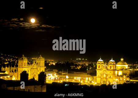Kirchen von der Plaza de Armas beleuchtet bei Nacht in der Stadt Cuzco Heilige Tal Peru Stockfoto