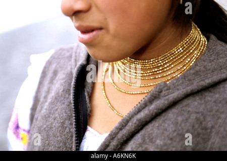 Traditionell gekleidete Frau mit Joyas Schmuck am Hals in der kolonialen Altstadt der Hauptstadt Quito Ecuador Anden Stockfoto